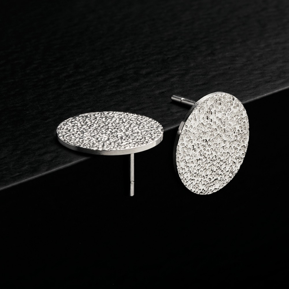 Boucles d'oreilles texturées pour femme en argent 925 de la collection Moon, bijoux de créateur suisse fait main à Yverdon