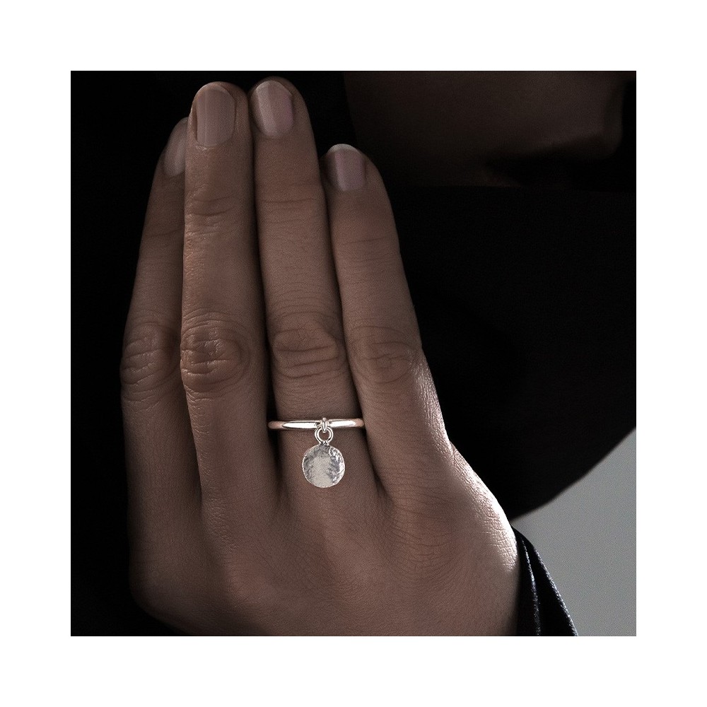 Bague pampille en argent 925 pour femme de la collection Aphaïa, bague artisanale fait main en Suisse à Yverdon