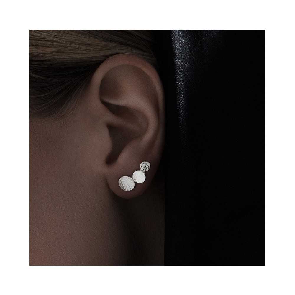Barettes d'oreilles minimalistes en argent 925 pour femme de la collection Aphaïa façonnée à la main à Yverdon en suisse