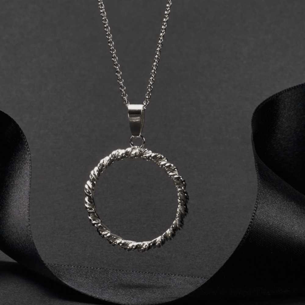 collier pendentif rond pour femme, création atisanale suisse, bijoutière à yverdon