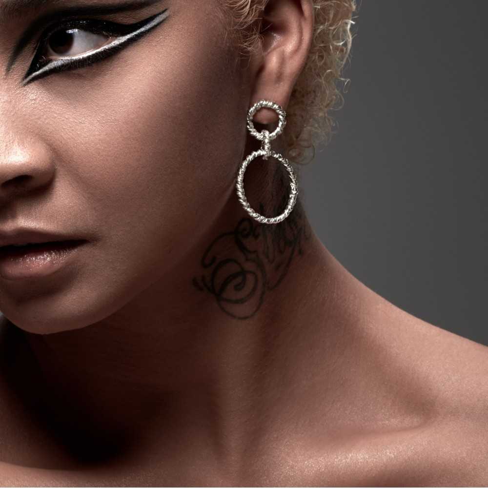 Boucles d'oreilles finement torsadées en argent 925, collection TORQUEO, fait main à yverdon