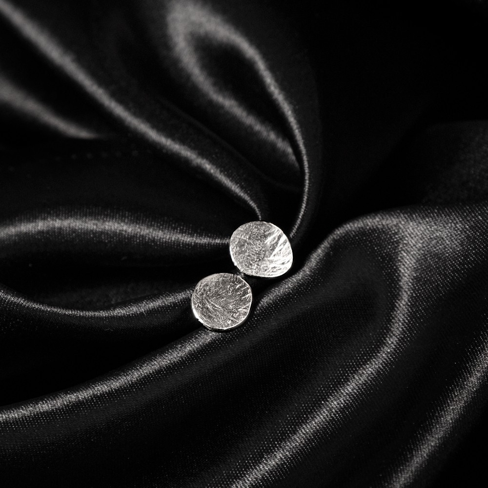 Clous d'oreilles en argent 925, forme organique, pour femme de la collection Aphaïa, bijoux artisanales en Suisse