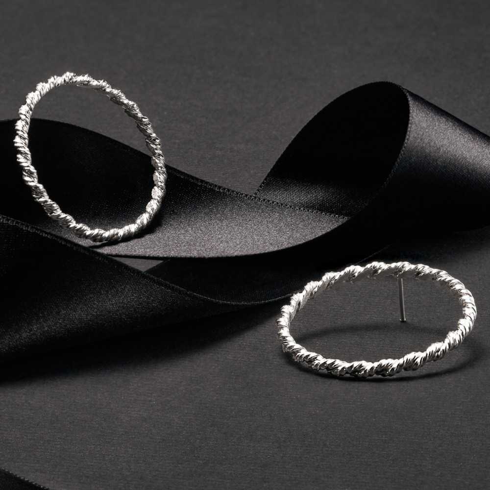 Boucles d'oreilles torsadées minimaliste pour femme en argent 925, création de bijoux artisanales suisse