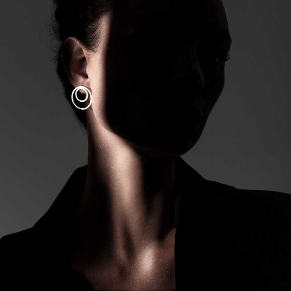 Grandes puces d'oreilles en argent 925, bijoux minimalistes artisanal fait main en Suisse, collection CIRCLE