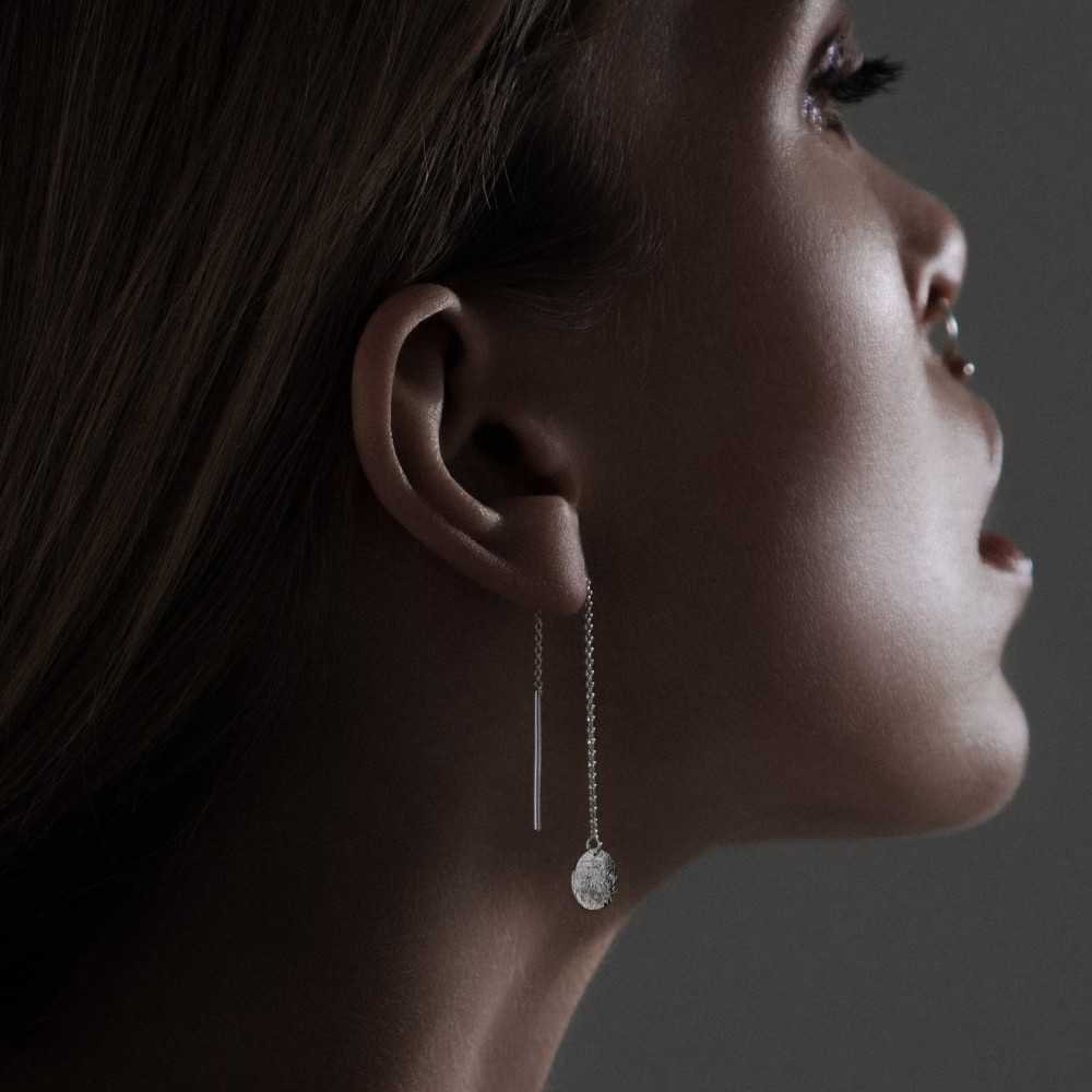 Chaînes d'oreilles traversante en argent 925 de la collection Aphaïa, boucles d'oreilles minimalistes artisanales suisse