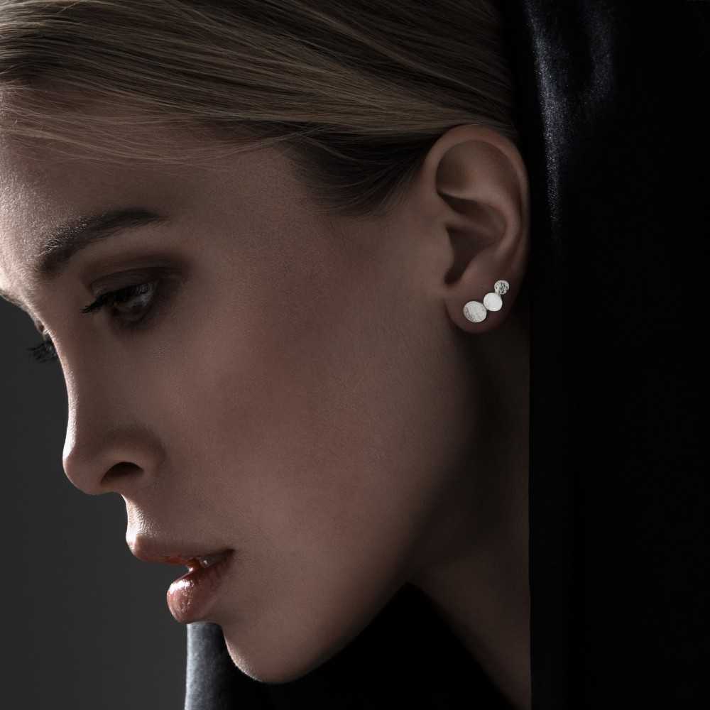 Chemins d'oreilles organiques grimpantes en argent 925 pour femme de la collection Aphaïa façonnée à la main à Yverdon en Suisse