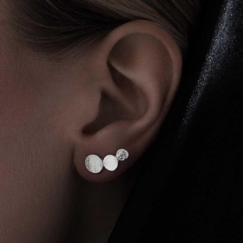 Chemins d'oreilles organiques grimpantes en argent 925 pour femme de la collection Aphaïa façonnée à la main à Yverdon en Suisse