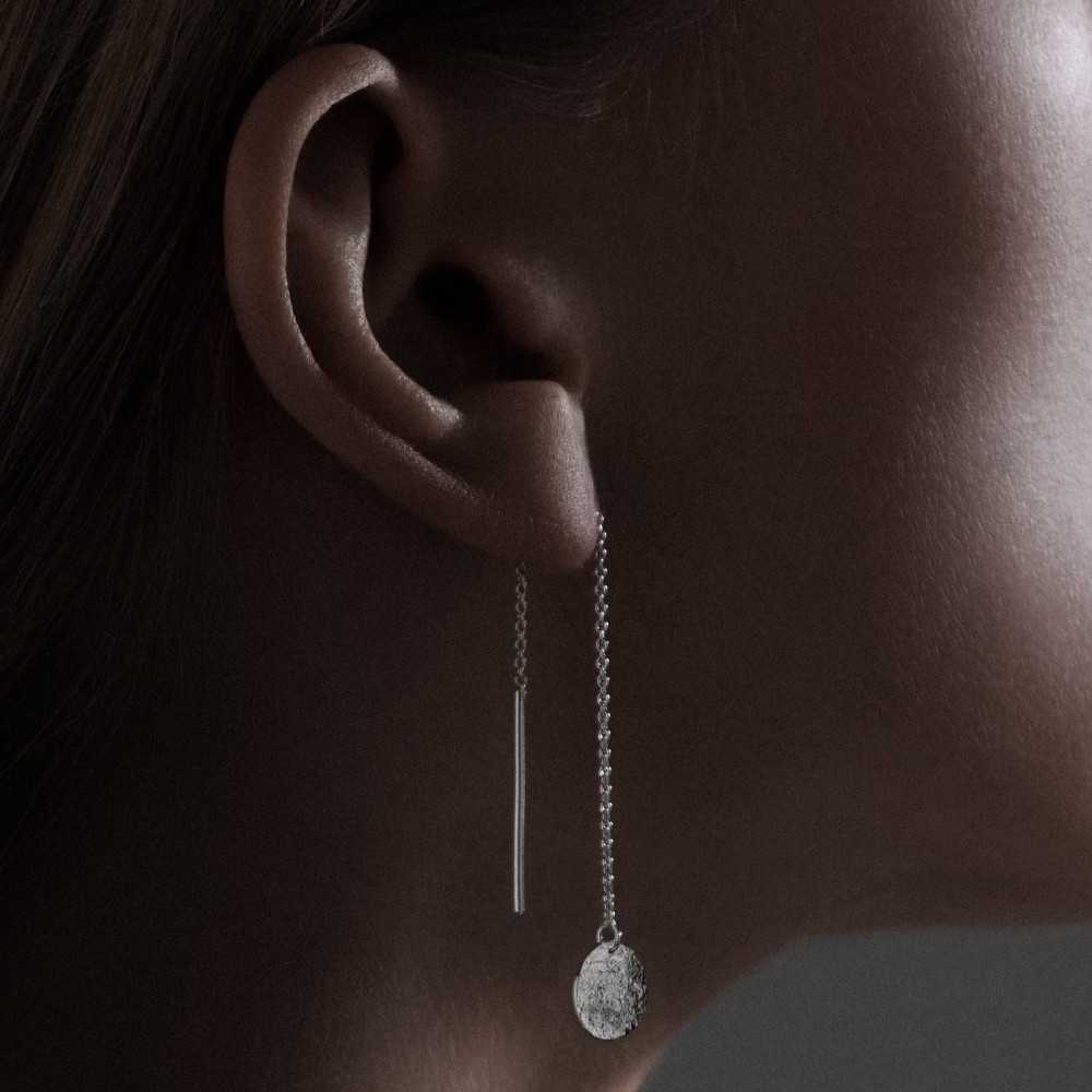 Chaînes d'oreilles traversante en argent 925 de la collection Aphaïa, boucles d'oreilles minimalistes artisanales suisse