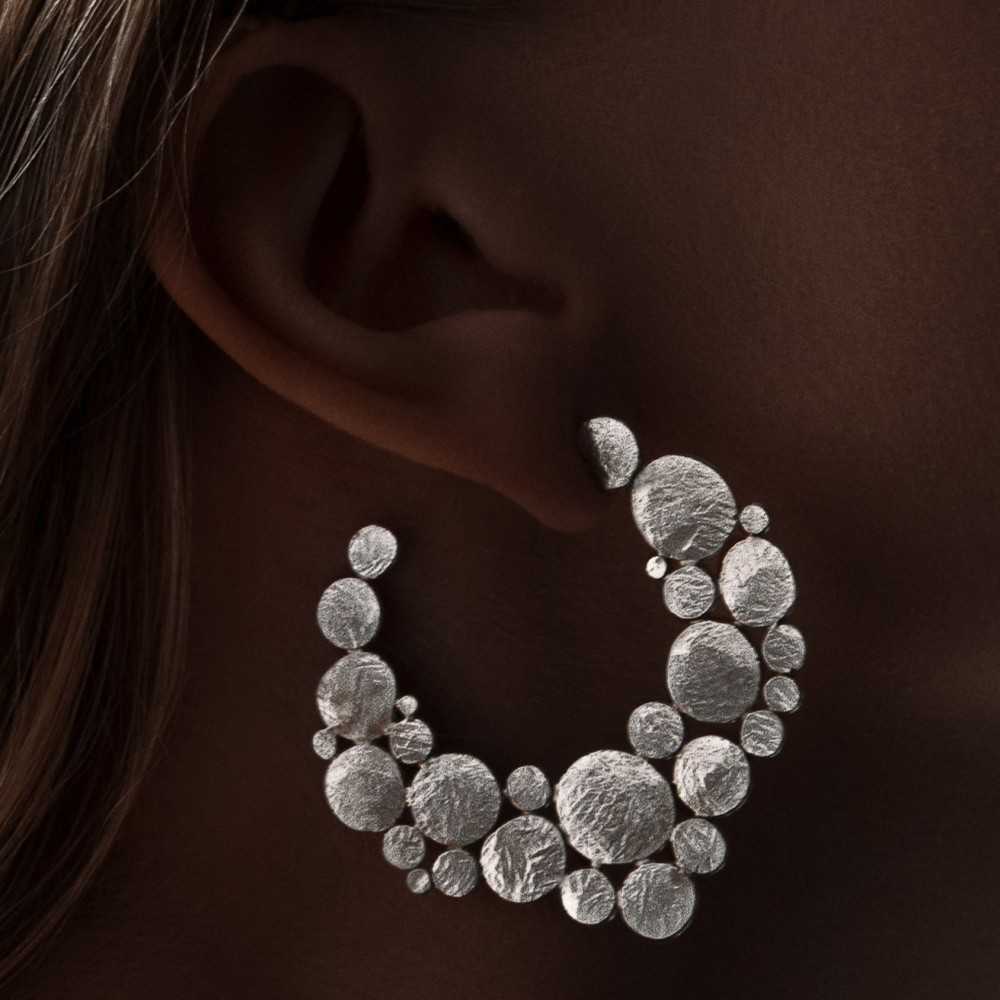 Boucles d'oreilles formes organiques en argent 925 artisanales, collection Aphaïa, créées à la main en Suisse pour les femmes