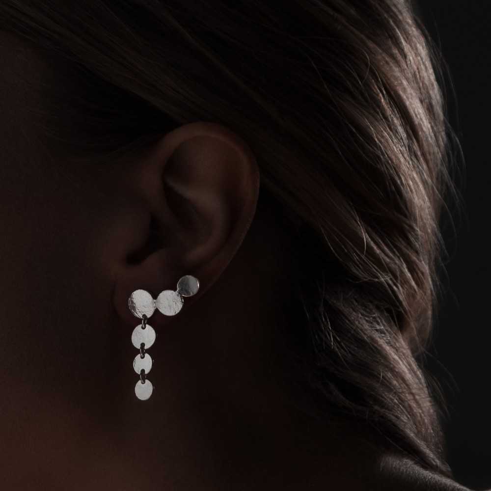 Barettes d'oreilles grimpantes au design organique en argent 925 de la collection Aphaïa, fabrication artisanale suisse