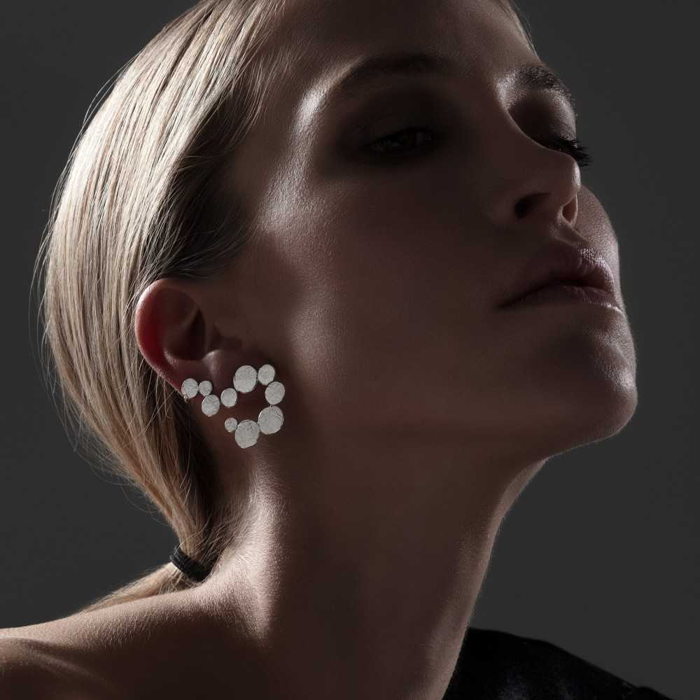 Mono boucle d'oreille en argent 925 de la collection Aphaïa, bijou organique lobe entier pour femme, fait main en Suisse