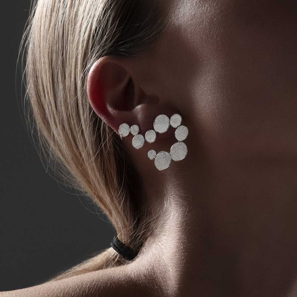 Mono boucle d'oreille en argent 925 de la collection Aphaïa, bijou organique lobe entier pour femme, fait main en Suisse