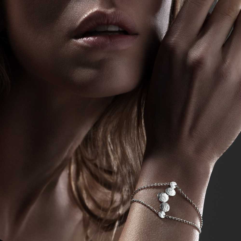 Bracelet fin et délicat en argent 925 forme organique pour femme de la collection Aphaïa, bijou de créateur suisse