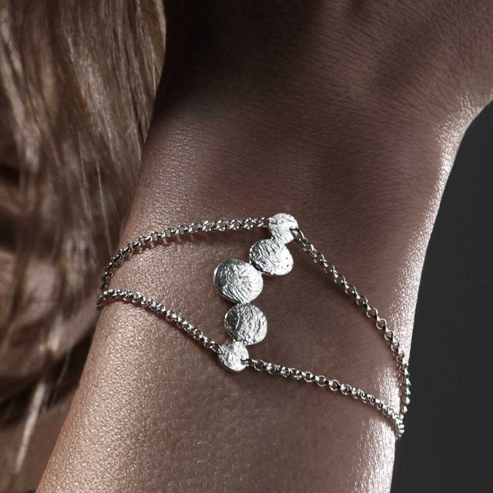 Bracelet fin et délicat en argent 925 forme organique pour femme de la collection Aphaïa, bijou de créateur suisse