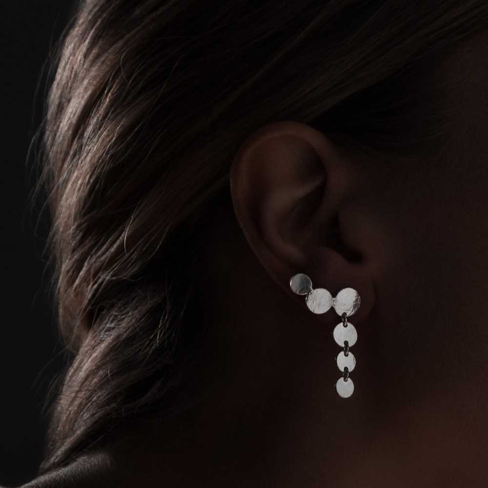 Barettes d'oreilles grimpantes au design organique en argent 925 de la collection Aphaïa, fabrication artisanale suisse