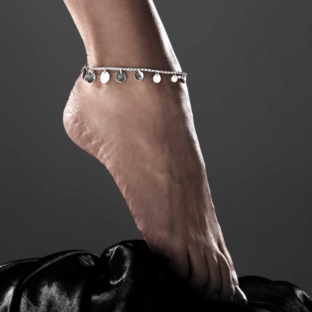 Bracelet de cheville pampilles pour femme en argent 925 de la collection Aphaïa, bijou d'été de création artisanale suisse