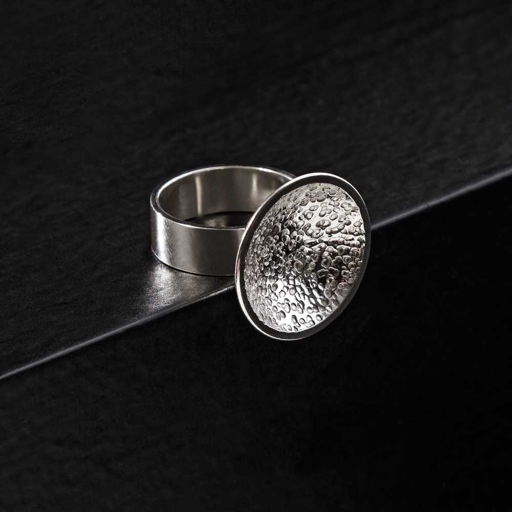 Bague coupelle, inspiration lune, créateur pour femme en argent 925, bijou artisanal fait main en Suisse, collection Moon