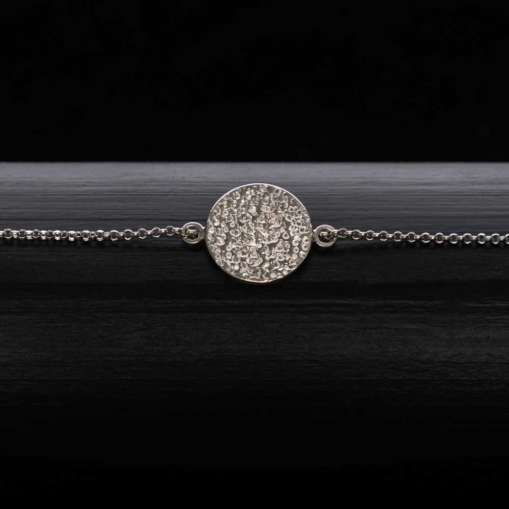 Bracelet médaillon fin et délicat pour femme en argent 925 de la collection Moon, minimaliste, bijou fait main en Suisse