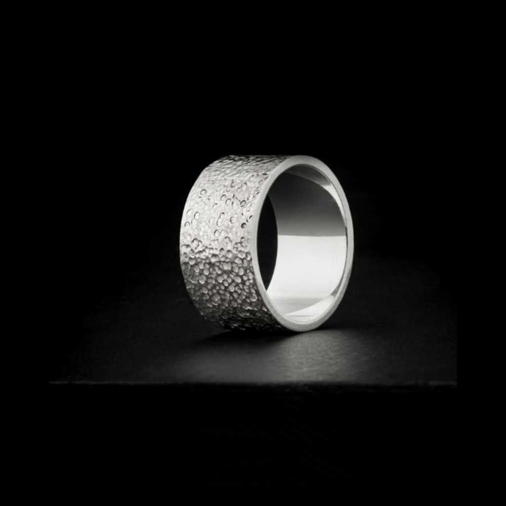 Bague large en argent 925 martelée unisexe de la collection Moon, bijou de créateur suisse à Yverdon