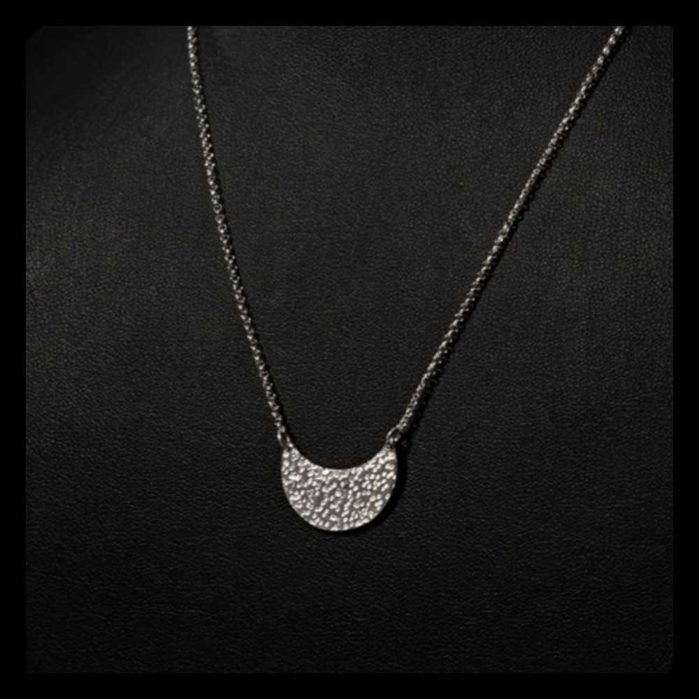 Collier pendentif lune horizontale en argent 925 pour femme, fait main à Yverdon en Suisse, bijoux en ligne
