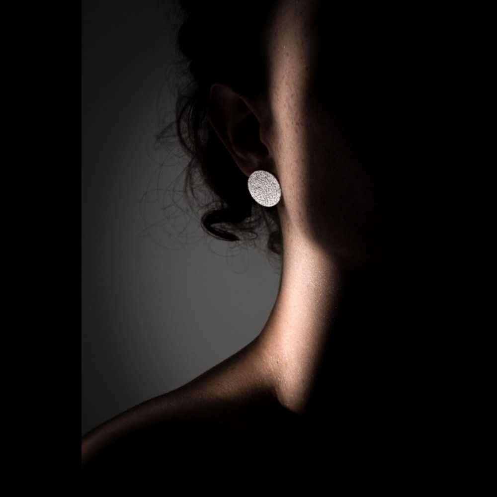 Grandes puces d'oreilles texturée en argent 925, fait main par Alissia Müller Bijoux à Yverdon en Suisse romande