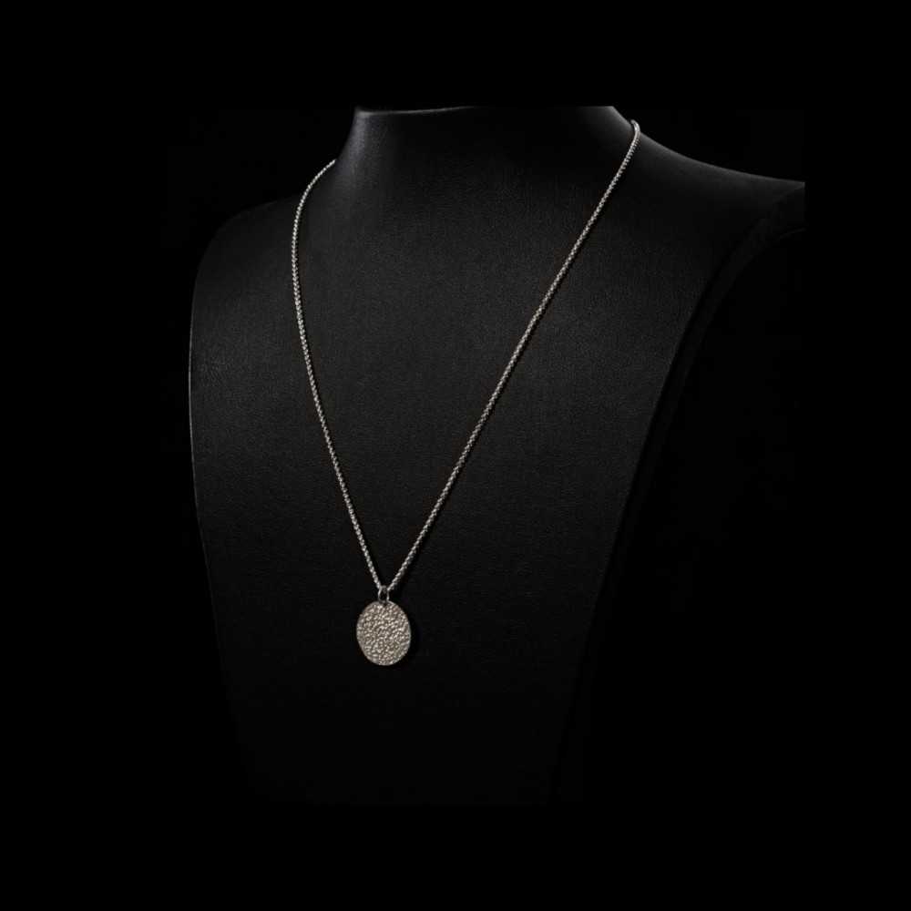 Collier minimaliste en argent 925, pendentif rond, texturé, fait main à yverdon en Suisse romande, collier en ligne
