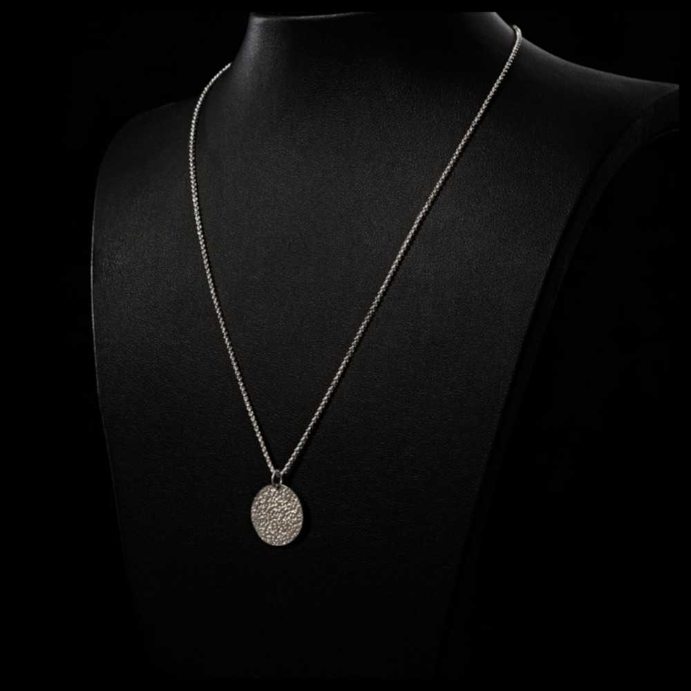 Collier minimaliste unisexe en argent 925, pendentif rond, texturé, fait main à yverdon en Suisse romande, collier en ligne