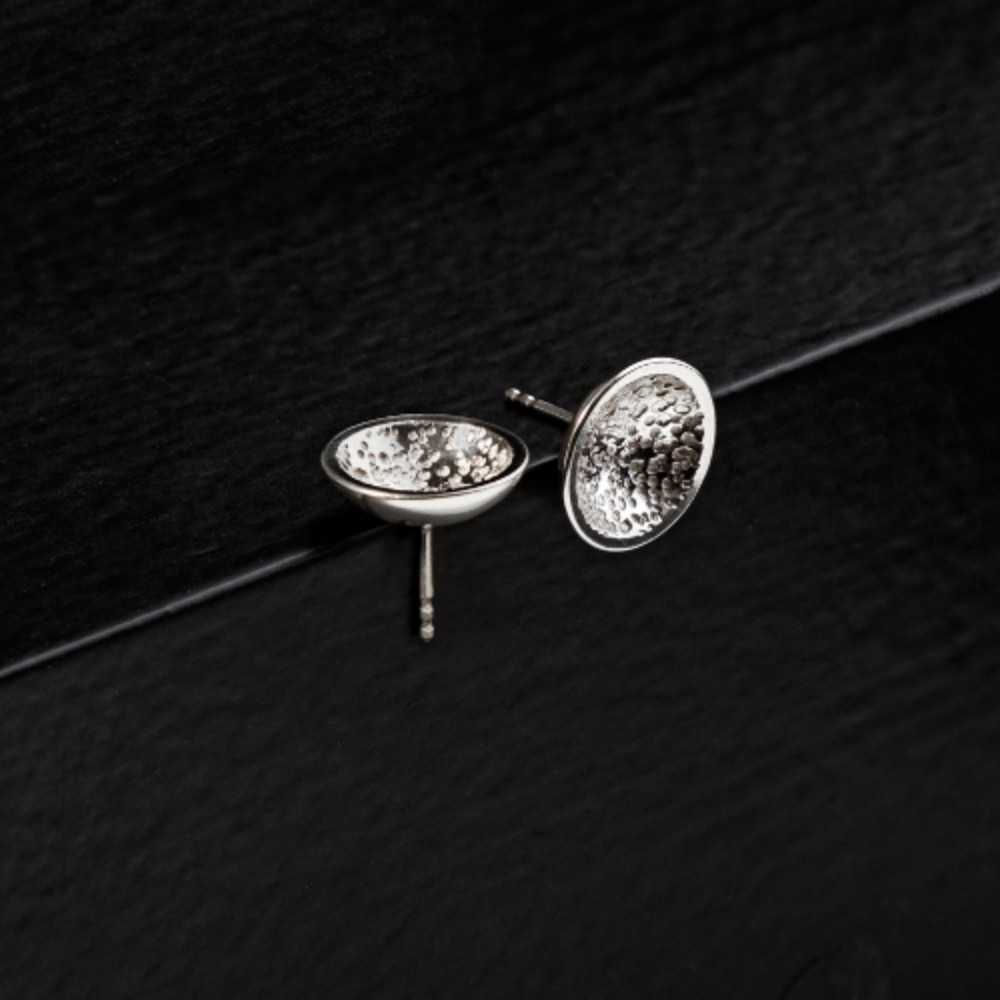 Clous d'oreilles en argent 925, collection Moon, bijoux artisanales fait main à Yverdon en Suisse romande