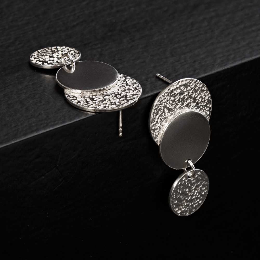 Grandes puces d'oreilles longues pour femme en argent 925, création artisanale, collection Moon, fabriquées en Suisse à Yverdon
