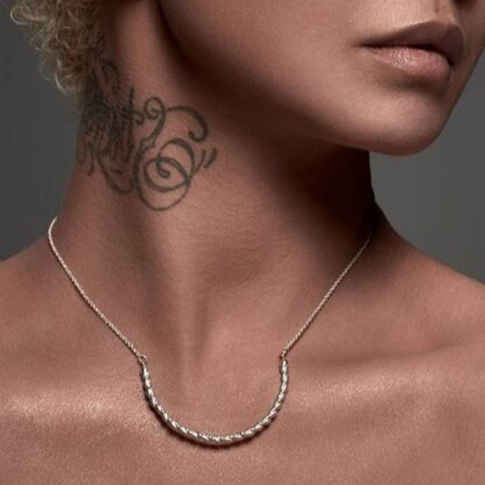 Collier en argent 925, pendentif torsadé de la collection Torqueo, bijou pour femme fait main en Suisse romande à Yverdon