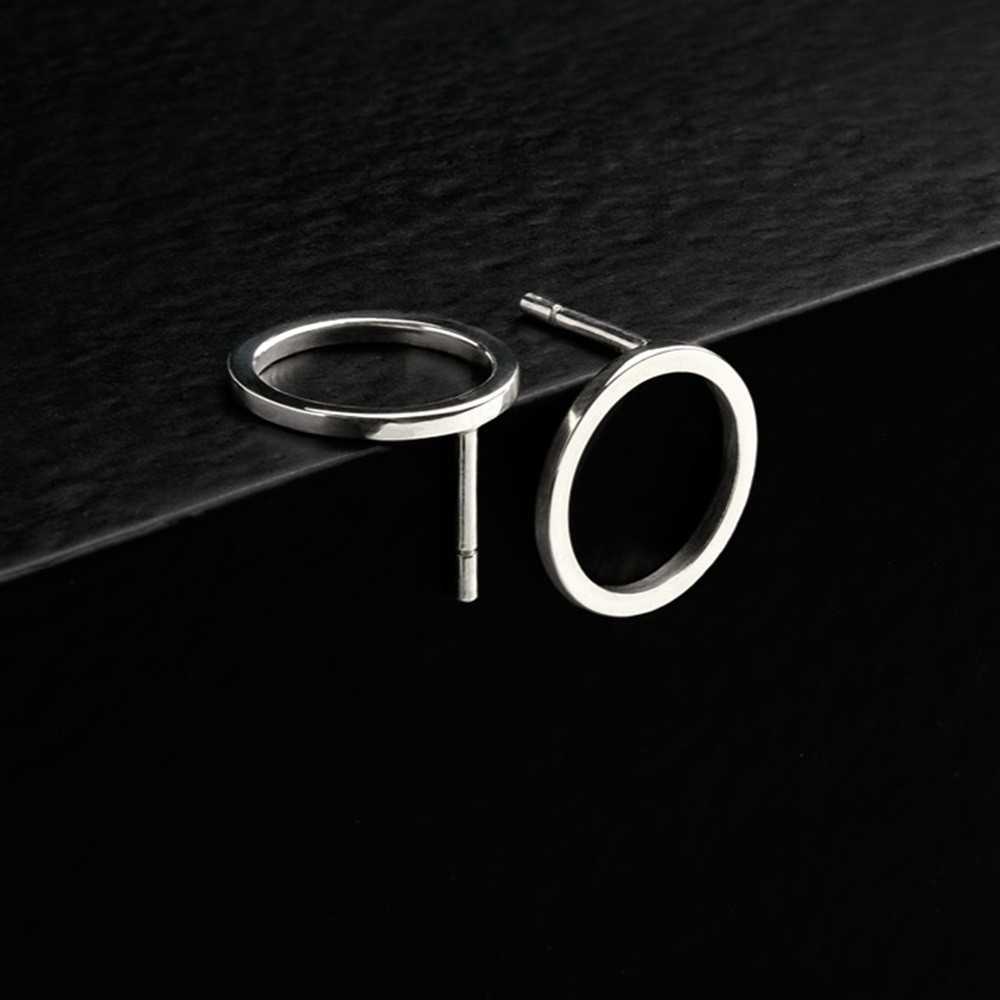 Boucles d'oreilles minimalistes pour femme en argent 925, collection Circle, faites main en Suisse romande àYverdon