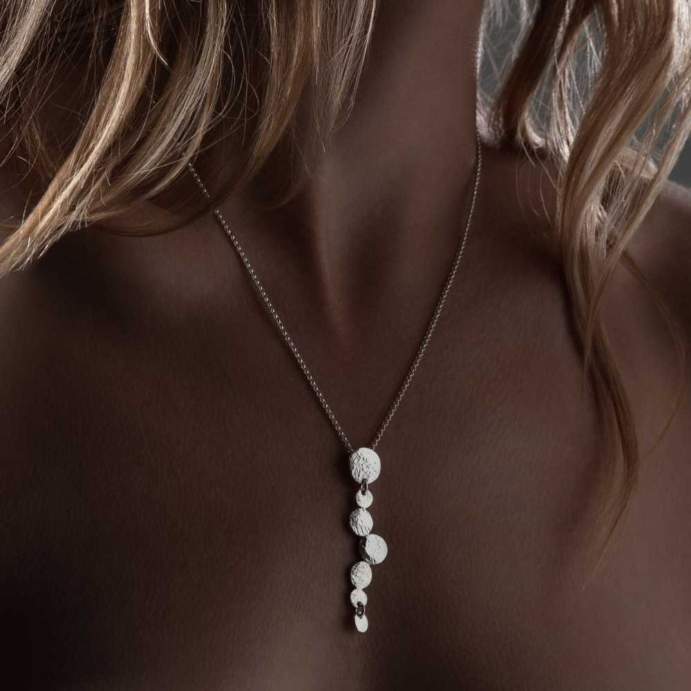 Collier en argent 925 avec pendentif long de forme organique et chaîne élégante pour femme, fait main à yverdon en Suisse