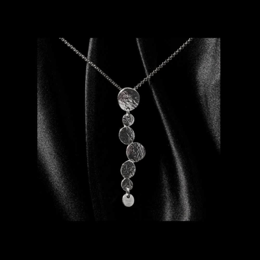 Collier en argent 925 avec pendentif long de forme organique et chaîne élégante pour femme, fait main à yverdon en Suisse