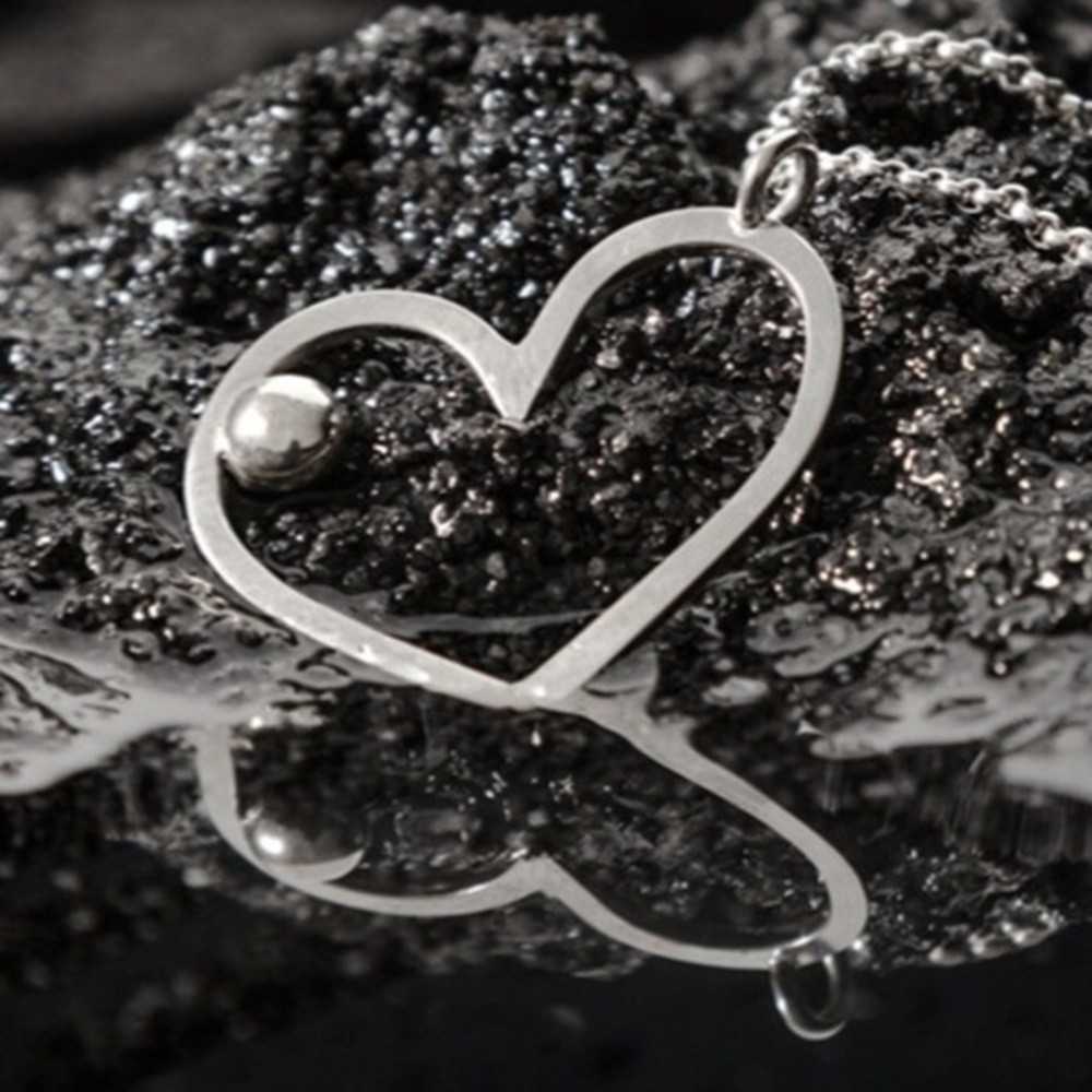 détail collier pendentif coeur en argent 925 pour femme, bijou d'amour à offrir