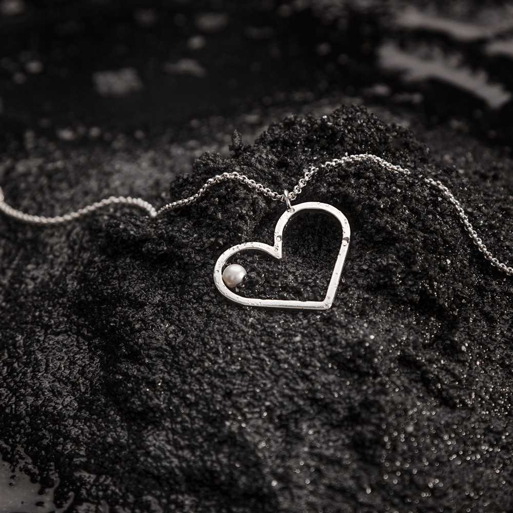 Collier et son pendentif coeur unique en argent et perle naturelle, cadeau à offrir, bijoux d'amour, collection Löve