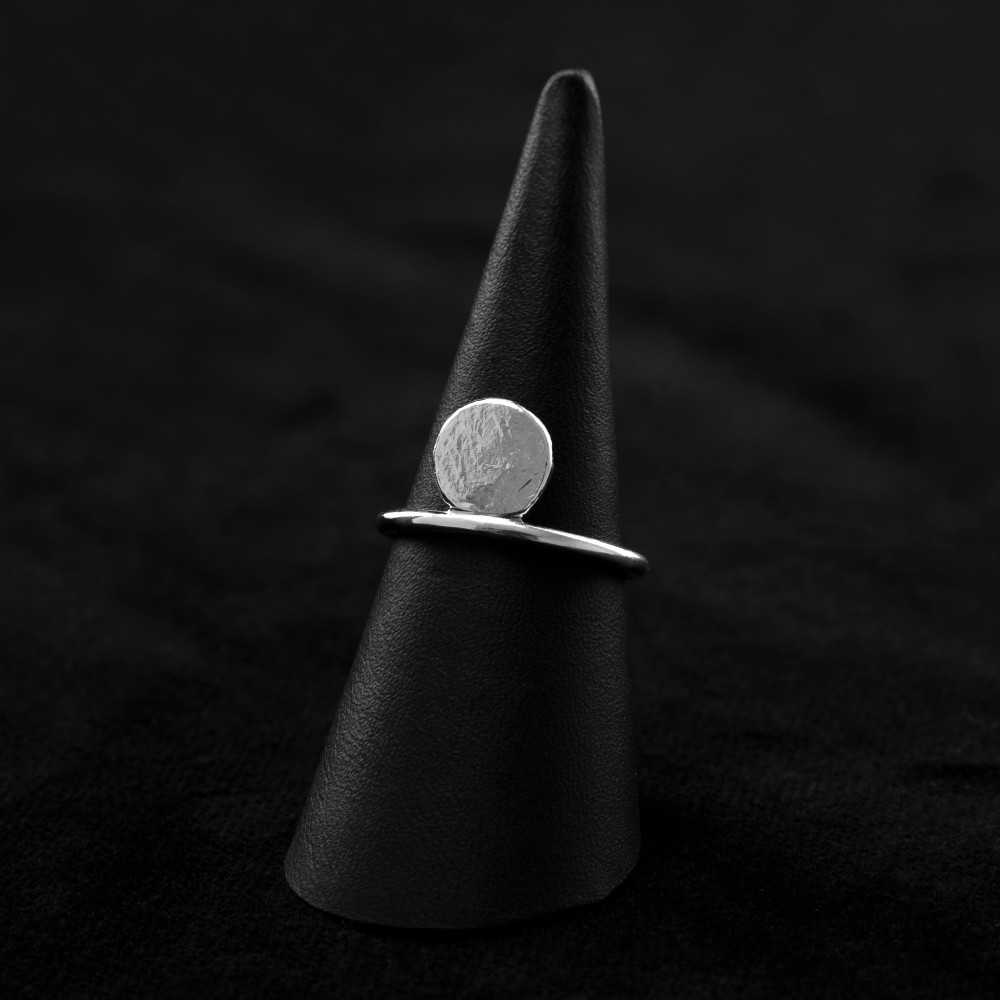 Bague organique fine pour femme en argent 925, collection Aphaïa, création artisanale suisse, bijoux suisse en ligne