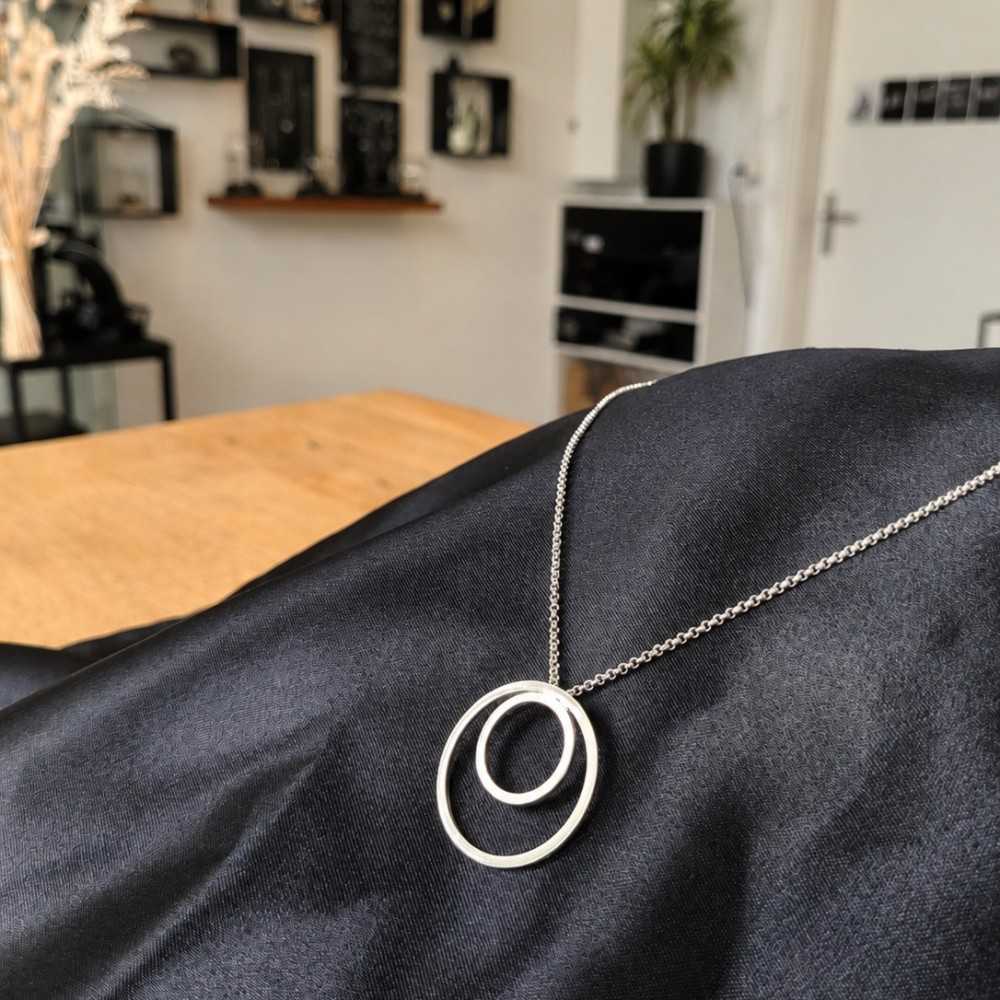 Collier pour femme au pendentif composé de deux cercles créant en tout harmonieux, fait main en argent 925 à Yverdon