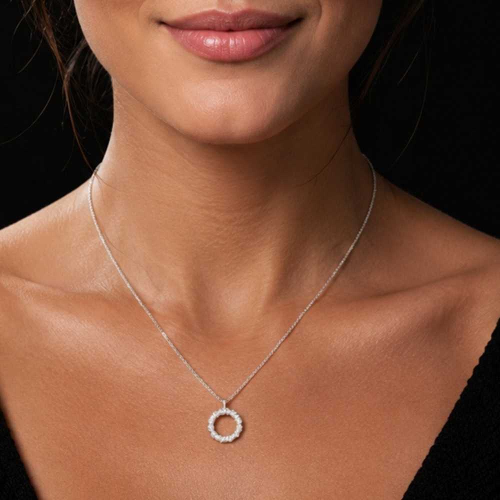 Collier pour femme et son pendentif finement torsadé de forme ronde et douce. Fait main en argent 925 à yverdon