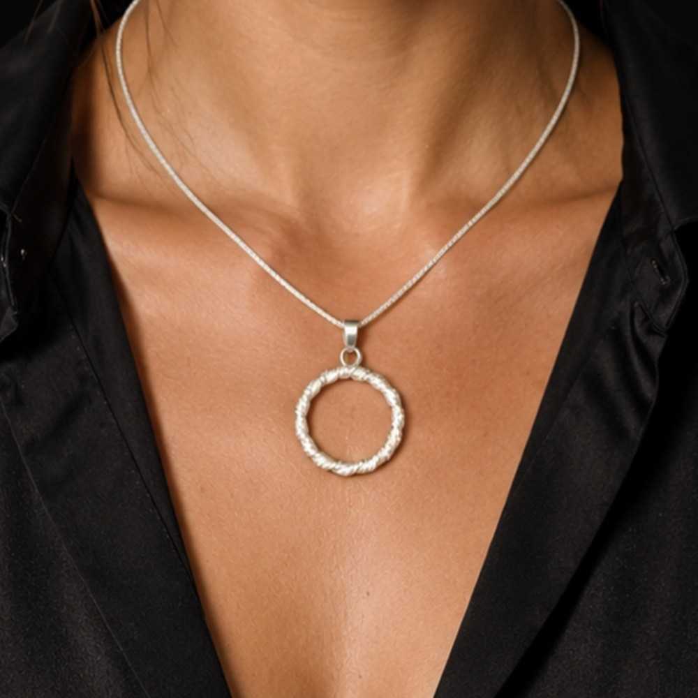 Pendentif rond torsadé unique en argent 925, collier pour femme fait main en Suisse