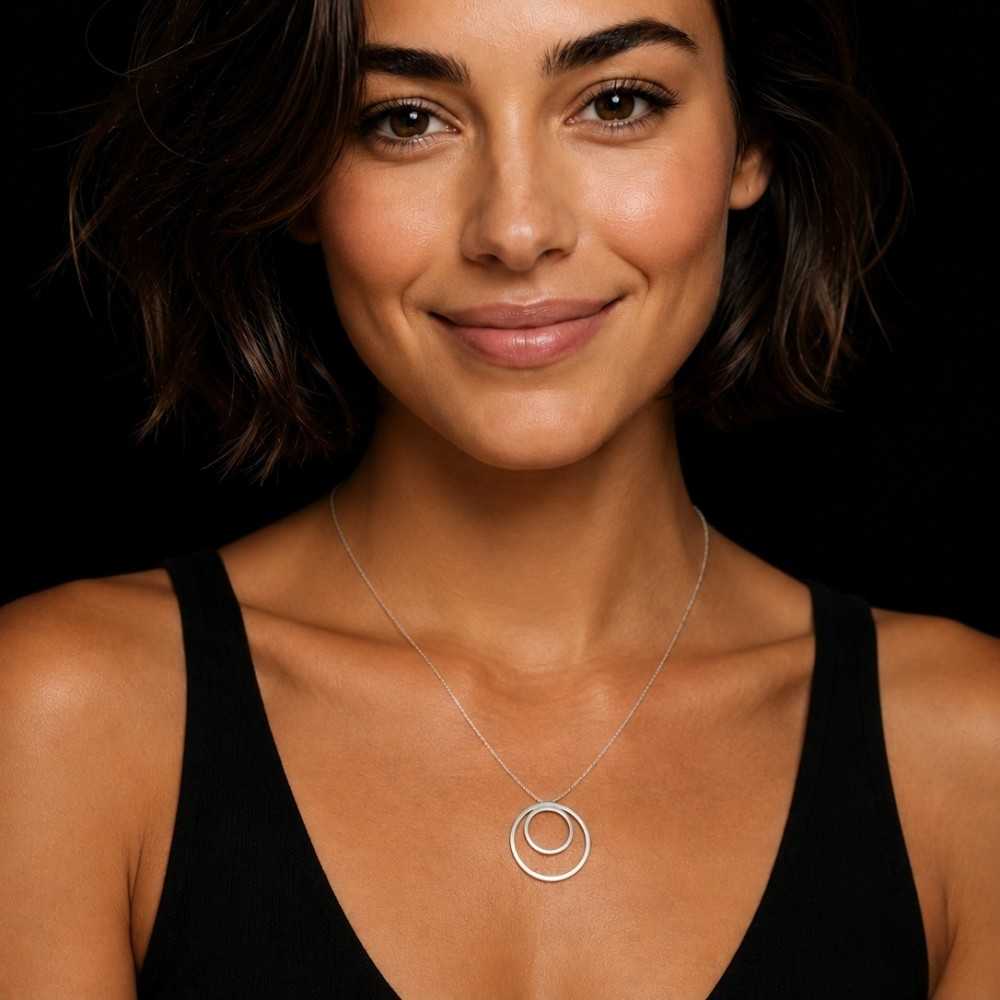 Collier au formes rondes et douces. A offrir à une femme solaire et souriante. Bijoux faits main en argent 925 en Suisse Romande