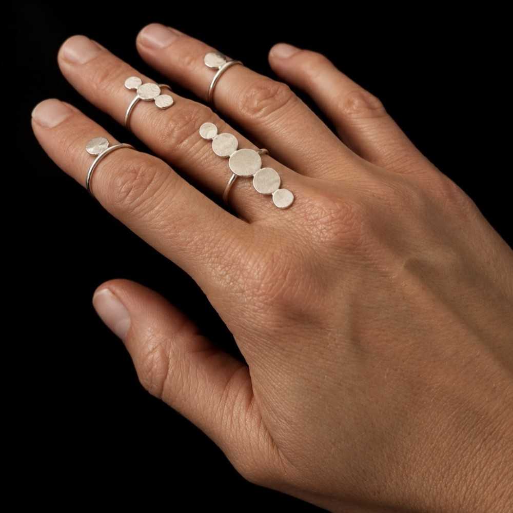 Bague organique pour femme Phaos en argent 925 fait main en Suisse à Yverdon, collection Aphaïa