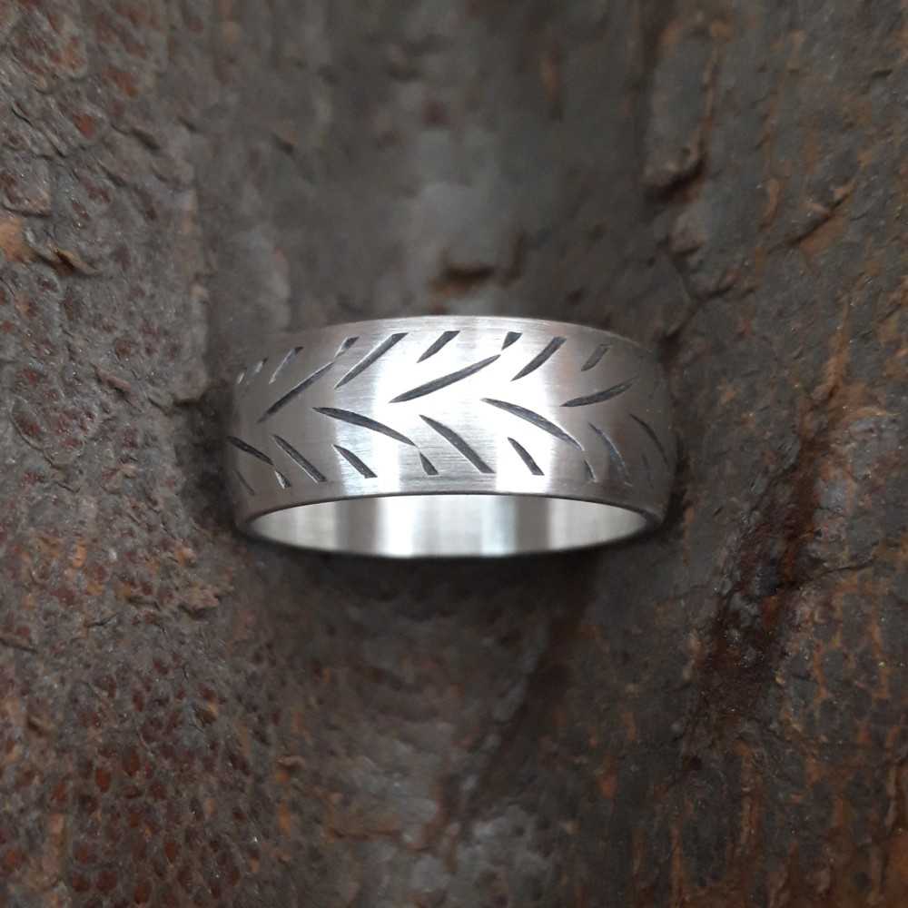 Bague sur mesure inspirée de pneu de moto