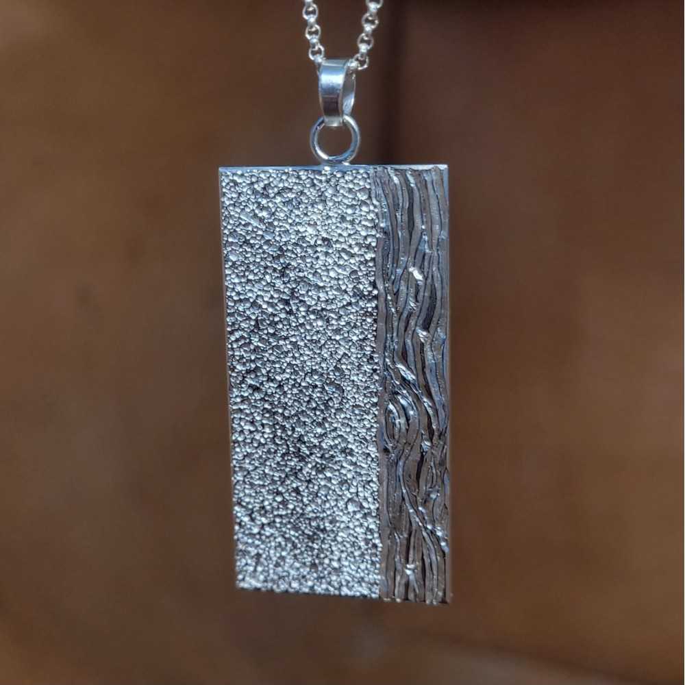 Pendentif pour homme. Inspiration bois et roche