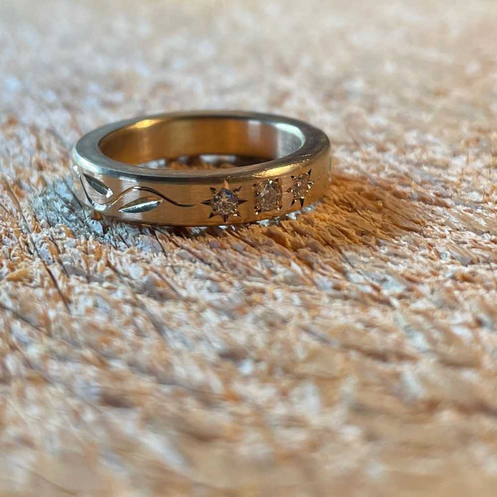 Alliance sur mesure en or et sertie de diamants fait artisanalement à Yverdon