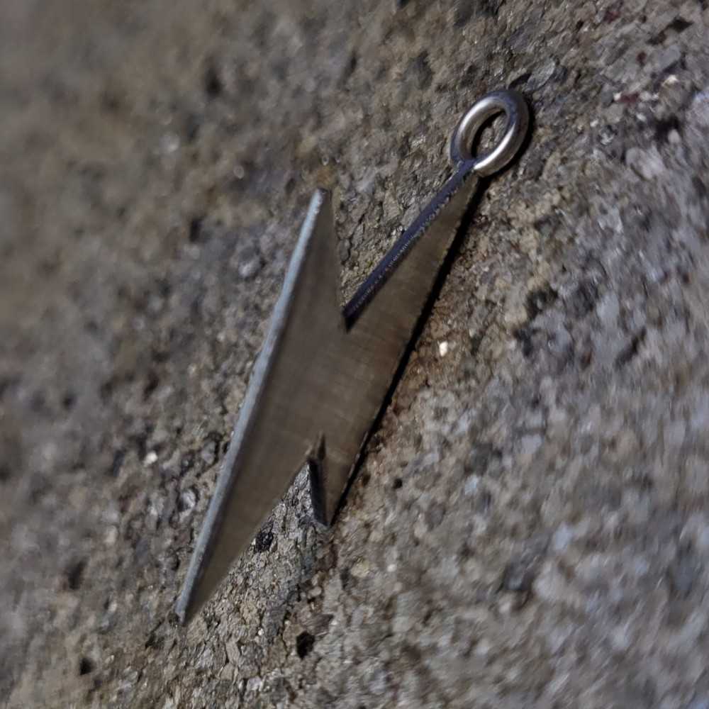 pendentif en forme d'éclair, fait sur mesure en argent 925