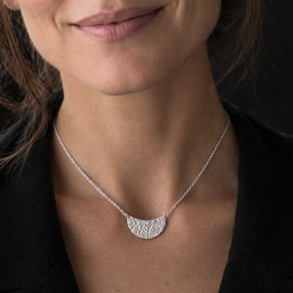 Collier pendentif lune horizontale en argent 925 pour femme, fait main à Yverdon en Suisse, bijoux en ligne