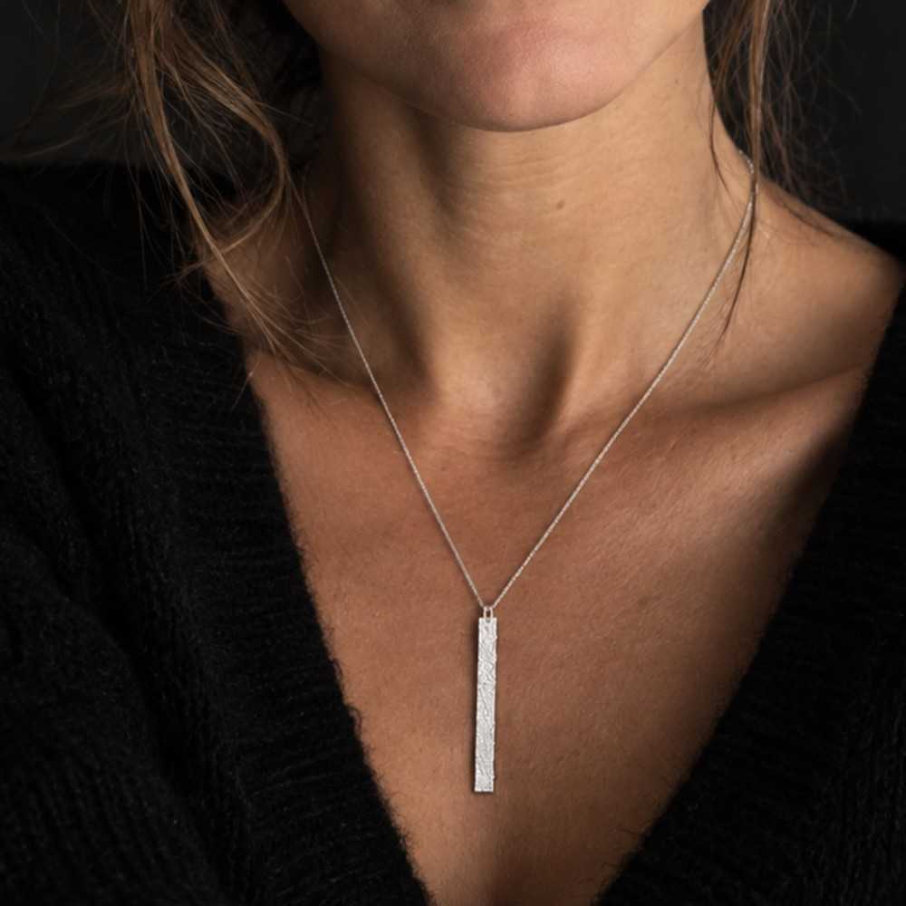 collier texturé rectangulaire en argent 925 style minimaliste, fait main à yverdon