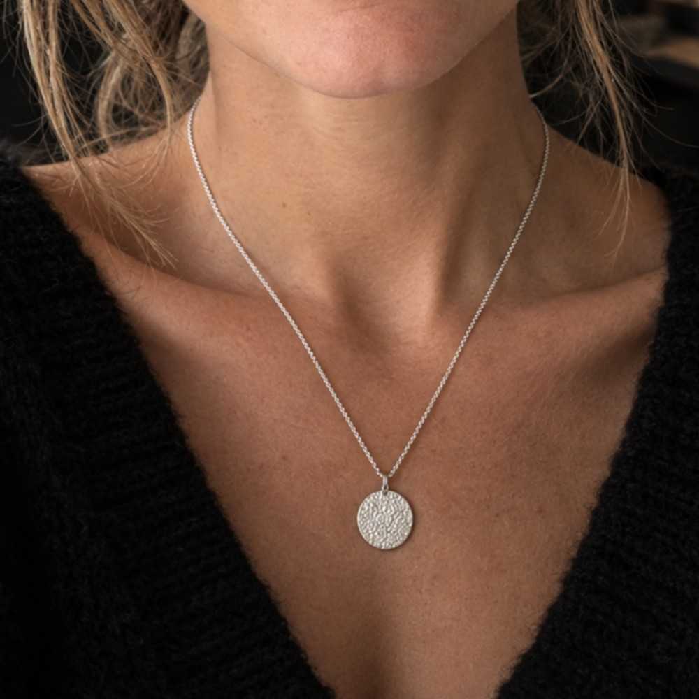 collier artisanale en argent 925, bijou minimaliste fait main, pendentif rond texturé