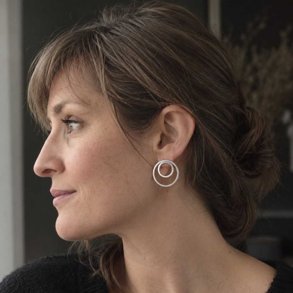 Puces d'oreilles rondes en argent 925, style minimaliste fait main en Suisse