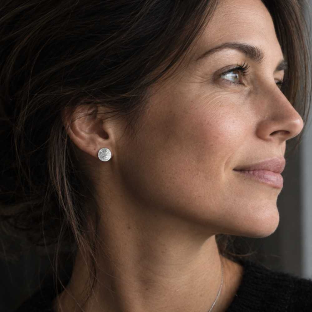 Petites petites d'oreilles légèrement gauffrées, formes organiques en argent 925 faites main à Yverdon en Suisse romande